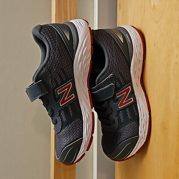 New Balance Kids 680 V5 Sneaker Grey Red Size 13.5 - Picture 3 of 7